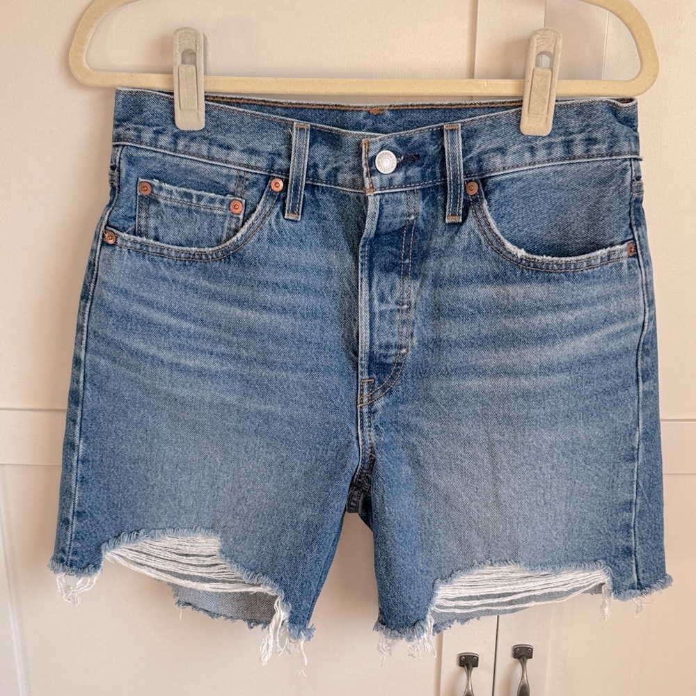 NWOT Levi's 501 medium wash Frayed Hem Jean Shorts. 11” rise. 15 1/2” length.
